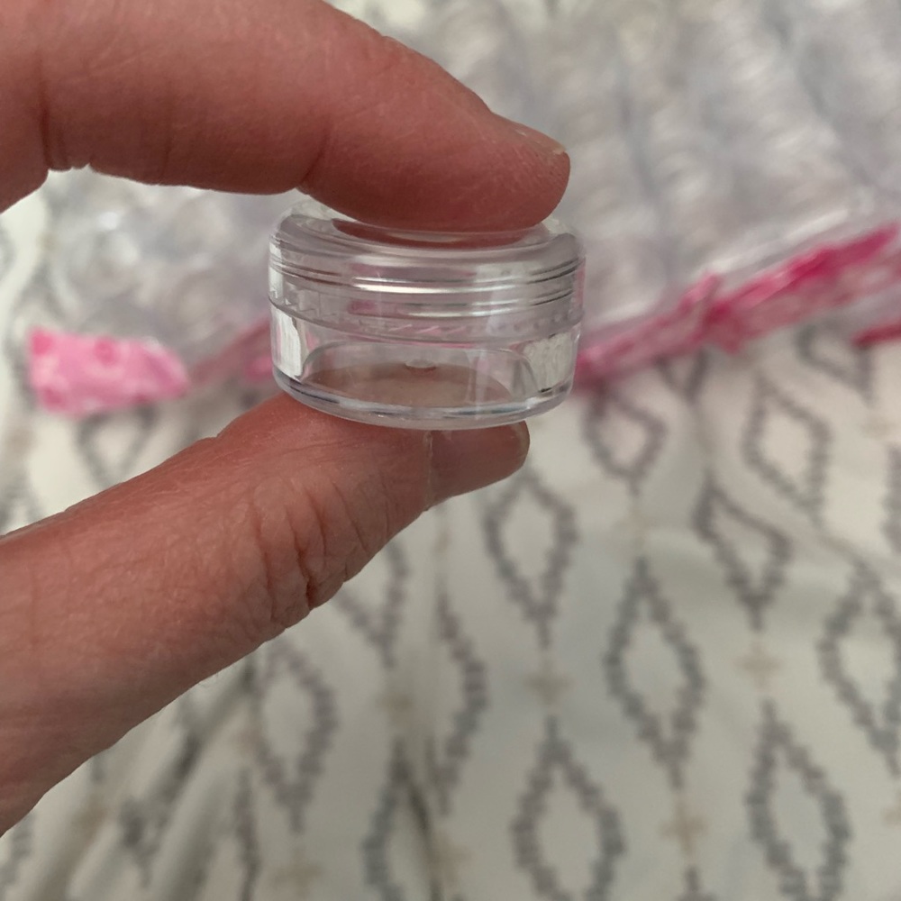 Screw top sample containers